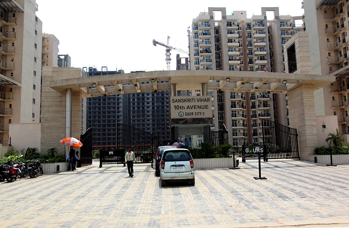 gaur city 10th avenue resale flats