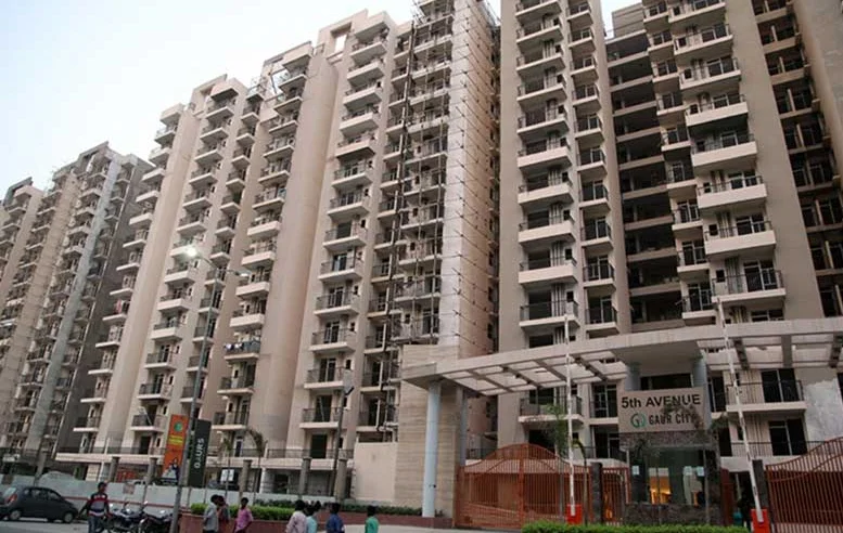 gaur city 5th avenue resale flats